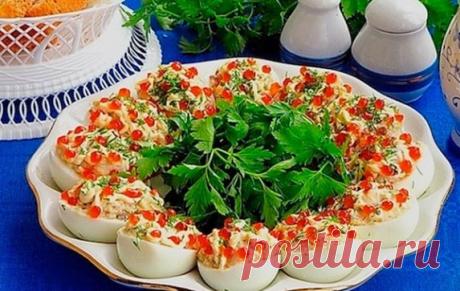 Фаршированные яйца
25 вариантов для начинки:
1. Обжарьте мелко порезанный лук и смешайте с желтком.
2. Твердый сыр с чесноком, майонезом и желтком.
3. Желток с мелко порезанными маслинами или оливками и майонезом.
4. Красная или черная икра. Уже без желтка.
5. Сыр на мелкой терке, грецкие орехи плюс майонез и чеснок. Украсить половинками грецкого ореха.
6. Тунец или сайра с маслинами.
7. Креветки с желтком. Сверху – по целой вареной креветке.
8. Желток, майонез, горчица, соленые огурцы – на те