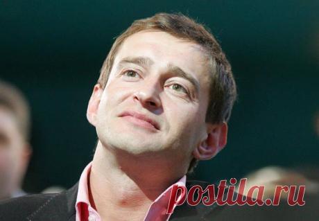 Одному не хватает, грубо говоря, одной женщины, он переключается на другую, пятую...десятую. А другому не хватает и жизни, чтобы любить одну-единственную.