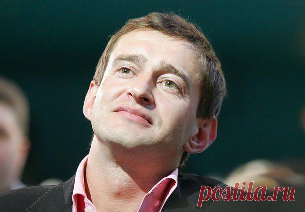 Одному не хватает, грубо говоря, одной женщины, он переключается на другую, пятую...десятую. А другому не хватает и жизни, чтобы любить одну-единственную.