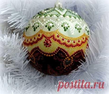 Ногодний шар. Пластик 10см, окрашен, расписан контурами