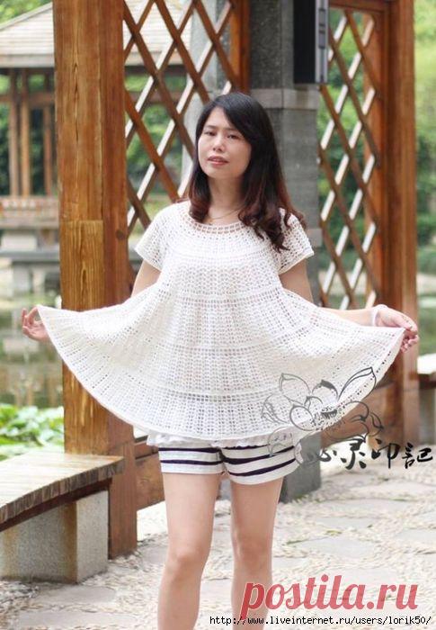 Белая ажурная туника с круглой кокеткой.