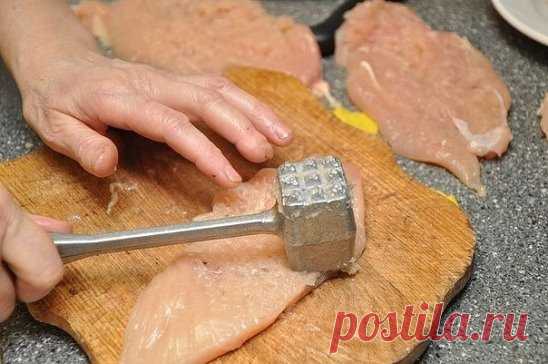 Куриные «бомбочки»
Ингредиенты:
500 г куриного филе,
300 г любых грибов (у нас шампиньоны),
70 г сыра,
3 ст. ложки сливок,
1 луковица,
соль, перец по вкусу.
Грибы порезать кубиками и обжарить на растительном масле с измельченным луком, в конце посолить и поперчить.
К грибам добавить натертый сыр и сливки, перемешать.
Куриное филе отбить, посолить, поперчить. В центр положить грибной фарш, свернуть, придав форму «бомбочки», при необходимости заколоть зубочистками. Завернуть в фольгу (фольгу п