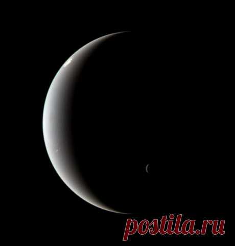 Мягко скользя по далеким просторам Солнечной системы, &quot;Вояджер-2&quot; сфотографировал Нептун и Тритон, обоих в фазе полумесяца в 1989 году. Эта изображение газовой планеты-гиганта и его укрытого облаками спутника была сделана после того, как аппарат прошел точку максимального сближения с Нептуном. / Astro Analytics