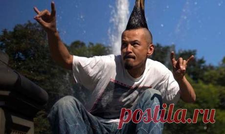 Необычный рекорд. Самый высокий ирокез (6 фото) | Чёрт побери Сорокалетний дизайнер из Токио, Кацухиро Ватанабе, впервые попал в Книгу рекордов Гиннесса. Дело в том, что у него самый высокий ирокезы в мире - 1,3 метра. На то, чтобы отрастить такие волосы, у Кацухиро Ватанабе ушло 15 лет. А чтобы причесочка стояла, он ежедневно тратит 2 часа времени, банку геля и 3 банки лака для волос.