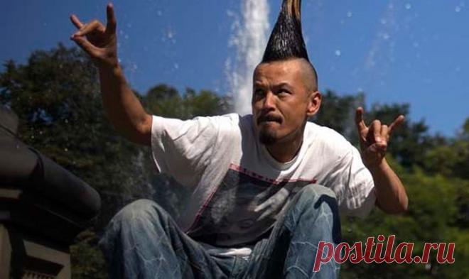 Необычный рекорд. Самый высокий ирокез (6 фото) | Чёрт побери Сорокалетний дизайнер из Токио, Кацухиро Ватанабе, впервые попал в Книгу рекордов Гиннесса. Дело в том, что у него самый высокий ирокезы в мире - 1,3 метра. На то, чтобы отрастить такие волосы, у Кацухиро Ватанабе ушло 15 лет. А чтобы причесочка стояла, он ежедневно тратит 2 часа времени, банку геля и 3 банки лака для волос.