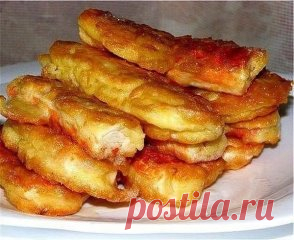 Крабовые палочки в кляре
Ингредиенты:
- 1 пачка крабовых палочек
- 50 гр сыра 
- 2 яйца 
- 2 ст. ложки майонеза 
- чеснок
Приготовление:
1. Крабовые палочки разморозить.
2. Сделать кляр: потереть на мелкой терке сыр, добавить 2 яйца, майонез, несколько зубчиков чеснока.
3. Обмакнуть крабовые палочки в кляре и обжарить со всех сторон на подсолнечном масле.
4. Подавать охлажденными.
Приятного аппетита!
