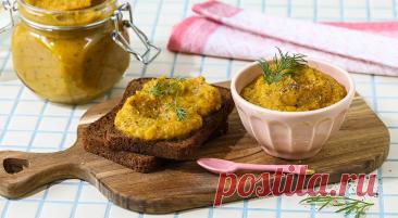 Овощная закуска из кабачков, моркови и лука: овощи запекаются, затем измельчаются с томатной пастой.