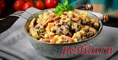 Салат с куриной печенью и грибами.