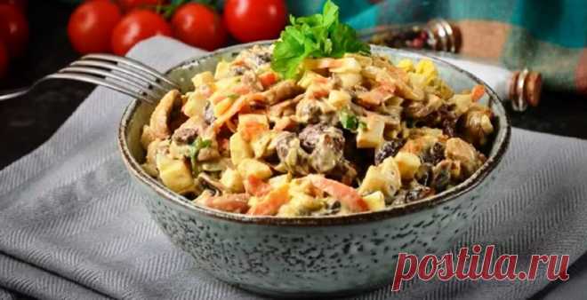 Салат с куриной печенью и грибами.
