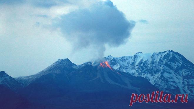 На Камчатке объявили красный авиационный код из-за вулкана. Красный авиационный код объявили на Камчатке из-за активности вулкана Шивелуч. Об этом сообщает РИА Новости со ссылкой на Telegram-канал "Института вулканологии и сейсмологии" ДВО РАН. "Эксплозии подняли пепел вулкана ...