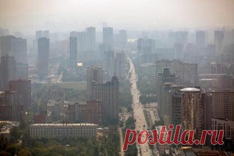 Синоптик назвал причину нерассеивающегося смога над Екатеринбургом. Ведущий специалист центра погоды «Фобос» Михаил Леус объяснил, почему смог над Екатеринбургом не рассеивается. Это происходит из-за того, что регион находился под влиянием зоны повышенного атмосферного давления. «Для нее характерны слабые ветры в приземном слое и нисходящие воздушные потоки», — добавил Леус.