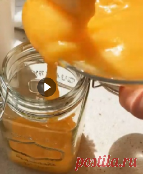 ЛИМОННЫЙ КУРД — это легкий заварной крем на основе лимонного сока. Лимонный курд — это английская классика, но также можно приготовить этот крем и на апельсиновом соке. Я, кстати, как-то делала даже на малине.
С чем и для чего его использовать?
1. Применяйте в качестве прослойки для бисквитного торта или начинки для капкейков, тартов, макарон или других пирожных.
2. Подавайте к сырникам, запеканкам, блинчикам на завтрак.
3. Намажьте на мягкую булочку или тост и съешьте к к...