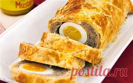 Мясной рулет с яйцом в тесте