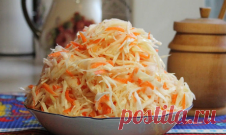 Квашеная капуста получается хрустящей и делается проще некуда