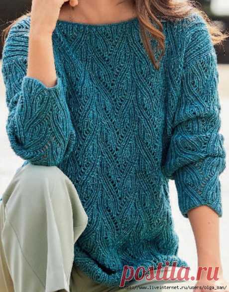 Свитер с полосками в виде листьев.