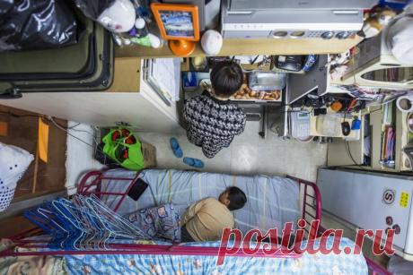 25 шокирующих фото миниквартир в разных странах мира. Квартира в Гонконге, 6 квадратных метров, на которой уживаются мать и сын. Аренда очень дорогая.