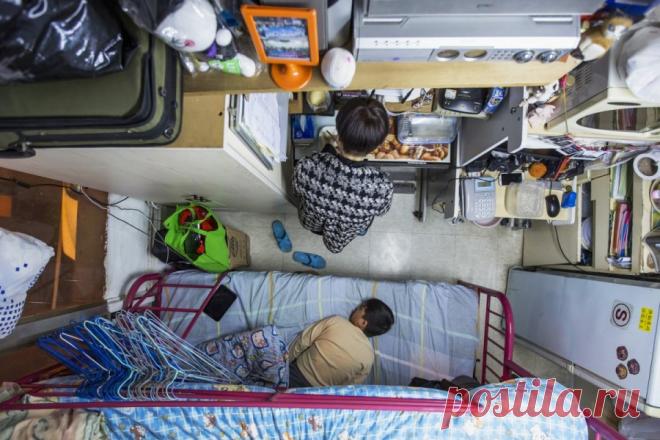 25 шокирующих фото миниквартир в разных странах мира. Квартира в Гонконге, 6 квадратных метров, на которой уживаются мать и сын. Аренда очень дорогая.