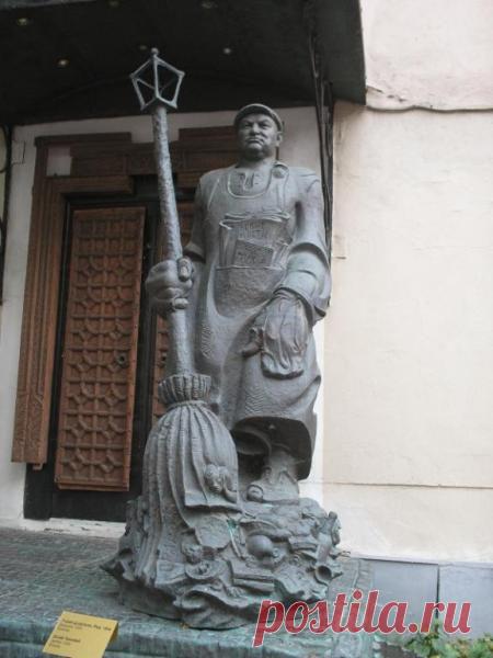 Памятник Лужкову–дворнику. Москва
Установлен памятник во внутреннем дворике московского музея современного искусства. Лужков символично представлен в образе хозяйственного дворника с метлой. В куре дворник держит метлу, которая переходит в фонарь. Смешно выглядит рваный носок ботинка с торчащим большим пальцем и кучка мусора у ног Лужкова. Чем дольше разглядываешь памятник, тем больше неоднозначных мыслей и ассоциаций возникает. Автор памятника – скандально известный Зураб Церетели.