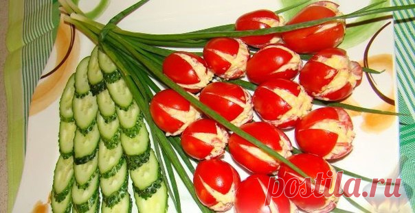 Помидор-тюльпан

Продукты

Помидоры маленькие - 30 шт.
Лук зеленый - 1 пучок
Майонез домашний - 150-200 мл
Сыр - 200 г
Крабовые палочки (охлажденные) - 240 г
Чеснок - 3-4 зубчика
Огурец свежий (по желанию)

Как приготовить фаршированные помидоры-тюльпаны:

Надрезать помидоры крест-накрест.
Аккуратно удалить серединку с помощью чайной ложки.
Нарезать крабовые палочки.
Натереть сыр на мелкой терке.
Смешать сыр, крабовые палочки, чеснок (выдавленный через пресс) и майонез (до...