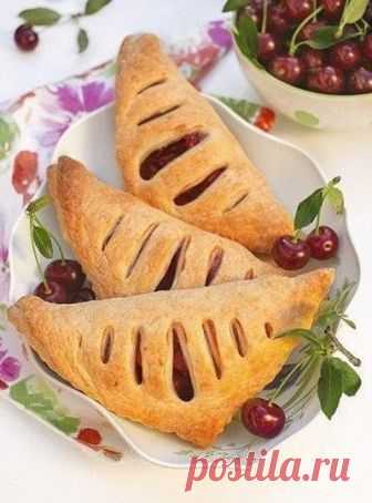 Слойки с вишней

Ингредиенты:

Слоеное бездрожжевое тесто — 500 г
Вишня — 300 г
Сахар — 5 ст. л.
Крахмал — 1 ст. л.

Приготовление:

1. Вишню вымыть, дать стечь воде и удалить из ягод косточки. Засыпать вишню сахаром и оставить на 20 минут, чтобы сахар частично растворился, а из вишни выделился сок. Добавить крахмал, перемешать и поставить на медленный огонь. Варить вишню с крахмалом, постоянно помешивая и не доводя до кипения, пока смесь не загустеет и не станет напоминат...