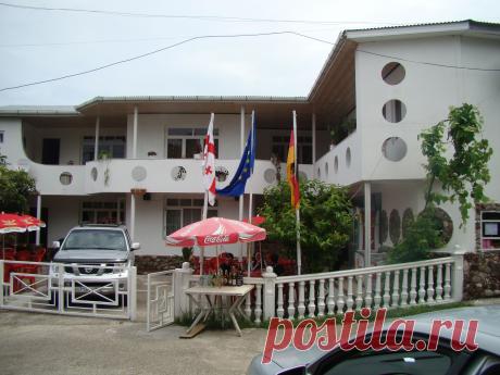 Гонио - это пригород Батуми, с одной стороны, а с другой - Сарпи и граница с Турцией (в 5-ти минутах езды). Здесь тихо, это бухта для спокойного отдыха.