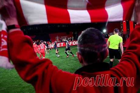 11 футболистов РПЛ вошли в топ-200 самых перспективных молодых игроков мира. 11 футболистов Российской премьер-лиги (РПЛ) вошли в список 200 самых перспективных молодых игроков мира. В топ-200 вошли 11 футболистов из шести российских клубов. «Динамо» в списке представляют Саба Сазонов и Арсен Захарян, «Локомотив» — Даниил Худяков и Артем Карпукас, Даниил Денисов — «Спартак».