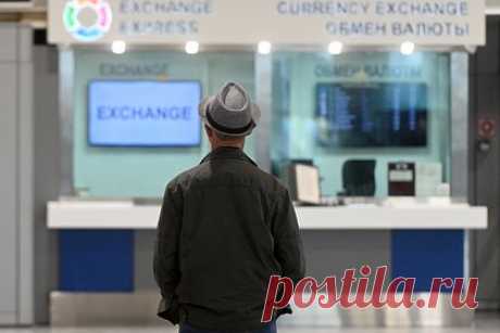 Экономисты призвали россиян не ждать укрепления рубля. До конца 2023 года курс доллара стабилизируется и с большой долей вероятности будет находиться в коридоре 90-100 рублей. В ближайшие месяцы россиянам не стоит ждать нового укрепления нацвалюты. На это повлияют в том числе недостаточный приток иностранной валюты и отсутствие жесткого контроля за движением капитала.