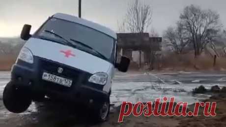 В российском регионе машина скорой помощи застряла в яме и не доехала до места назначения. В Приморье машина скорой помощи застряла в яме и не доехала до места назначения. Об этом сообщает Telegram-канал &quot;Svodka25&quot;. По информации Telegram-канала, инцидент произошел в селе Тимофеевка. Автомобиль скорой помощи одним ...