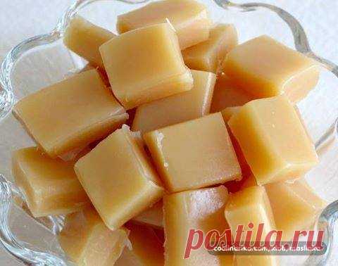 Karamele! Mmmmm… Sastojci 250 g šećera 250 ml slatke pavlake 30 g putera 60 g meda ekstrakt vanile Priprema 1. Kalup veličine 20X20 cm obložiti papirom za pečenje i premazati tankim slojem ulja. 2. U šerpu staviti šećer, pavlaku, puter, ekstrakt vanile i med. Dobro promešati i zagrevati polako da se šećer rastopi i na tihoj vatri sve sastojke kuvati dok masa ne dobije karamel boju i onako vidno se zgusne. 3. Sirup odmah sipati na papir