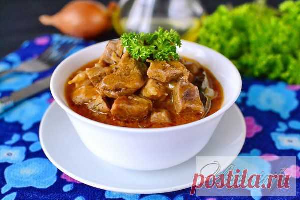 Вкусный гуляш из свинины с подливкой.