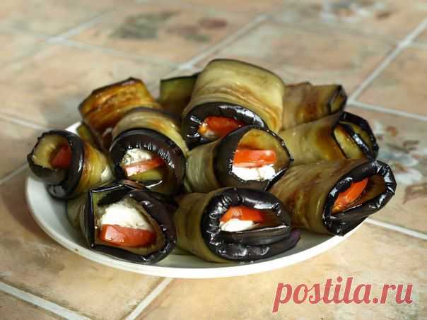 Рулетики из баклажанов с сыром и помидорами