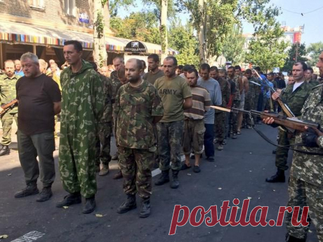 . Пленных украинцев ведут по центру Донецка. Вот вам и парад. Жутко на самом деле. Самое мягкое, что скандировали люди: Фашисты - Народные новости - МОЁ! Online Воронеж