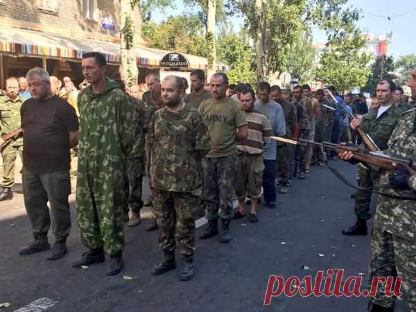 . Пленных украинцев ведут по центру Донецка. Вот вам и парад. Жутко на самом деле. Самое мягкое, что скандировали люди: Фашисты - Народные новости - МОЁ! Online Воронеж
