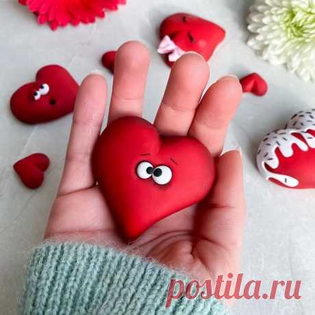 Сердце из полимерной глины | Polymer clay heart Мы решили показать вам лучшие 🔥 работы мастеров лепки. Самая лучшая идея 💻 подарка на День всех влюбленных 💘 — это сердце из полимерной глины. Сердечко может быть просто фигуркой, брелоком, аксессуаром или целым комплектом украшений. Самые лучшие идеи представлены ниже ↡ : Милое сердечко с глазками имеет объемную форму и достаточный размер, чтобы быть […]
