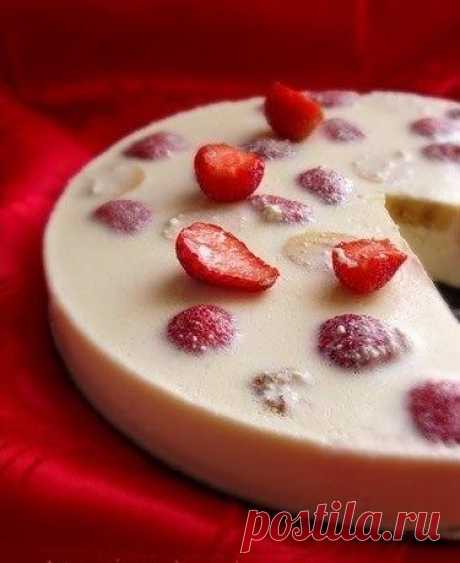 Очень вкусное творожное желе  Ингредиенты: 500г - творог (любой) 300г - сметана сахарный песок - по-вкусу 30г - желатин (лучше быстрорастворимый) Любые сезонные фрукты (тут использованы клубника и бананы) +форма ( примерно 26 см)…