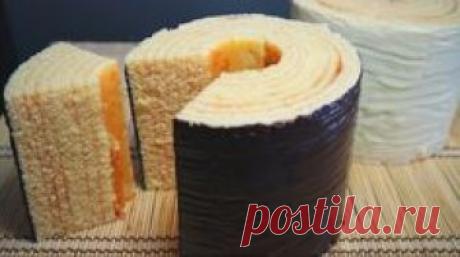 Давайте вместе приготовим очень вкусный немецкий пирог баумкухен. Само название переводится, как дерево-пирожное, а в кулинарной книге его называют «королем кексов». Пирог на разрезе действительно напоминает кольца ствола дерева. На родине десерт считают классическим немецким пирогом на рождественский праздник. Интересно, что раньше его выпекали исключительно с помощью вертела, который прокручивали над пламенем огня: потом поливали …