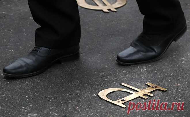 Банк России вмешался в процесс падения рубля. Что важно знать. ЦБ объявил о прекращении покупок валюты на внутреннем рынке, после того как рубль ослаб до 114 за доллар на форексе и 15 за юань на Мосбирже. Это решение значимо не укрепит рубль, но снизит волатильность курса, считают эксперты