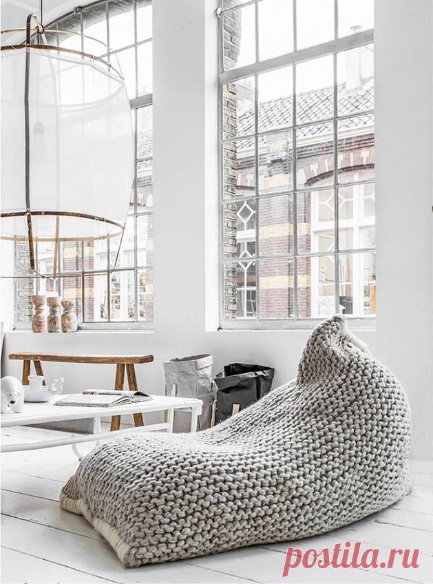 Стремление человека к комфорту, красоте и безопасности рождают креативные идеи. Одна из необычных и универсальных, воплощённых в интерьере — кресло-мешок. Что это такое и как выглядит? Читайте на roomble