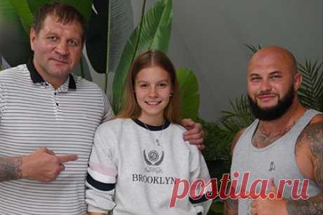 14-летняя дочь Александра Емельяненко выложила фото с отцом и Джиганом. Дочь бойца смешанного стиля (ММА) Александра Емельяненко, 14-летняя Полина, выложила фотографию вместе с отцом и его следующим предполагаемым соперником, репером Джиганом. Сообщалось, что спортсмен проведет с музыкантом поединок. Следующий бой Емельяненко состоится 18 сентября против блогера Артема Тарасова.