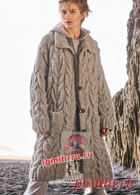 Теплое свободное пальто с крупными «косами». Вязание спицами со схемами и описанием