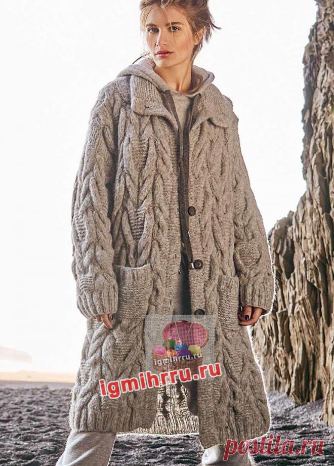 Теплое свободное пальто с крупными «косами». Вязание спицами со схемами и описанием