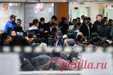 23-10-25--Медведев жестко высказался о мигрантах-ПОСЛЕ ОКОНЧАНИЯ РАБОТЫ-"ДУЙ ДОМОЙ ПО МЕСТУ ЖИТЕЛЬСТВА".