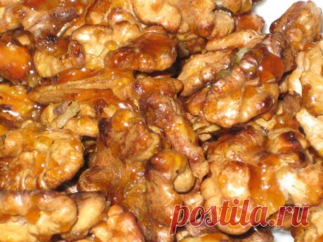 Орехи в карамели Если вы хотите приготовить что-нибудь необычное на десерт, но у вас совсем мало времени, предлагаю вашему вниманию рецепт приготовления орехов в карамели. По-моему нет ничего вкуснее, чем хрустящие, ароматные орешки. К тому же процесс их приготовления займет у вас буквально считанные минуты.