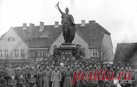 Солвремени и офицеры Русской императорской армии позируют на центральной площади Сталлупенена после взятия города, Первая мировая война. / Историческая справка