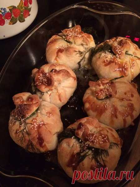 Жюльен в мешочках из слоёного теста — ещё нежнее и сытнее (и кокотницы не нужны) Традиционно жюльен готовится в глиняных горшочках или мисках, но в тех случаях, когда ужин рассчитывается на большое количество гостей, в домашних условиях может не оказаться достаточного количества подходящей посуды...