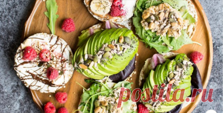 Семь рецептов полезных перекусов для тех, кто на диете Часто в повседневных заботах мы перекусываем шоколадным батончиком или фастфудом — быстро, но не очень полезно. Из таких перекусов организм не получает витамины и питательные вещества. Да и насыщение в итоге оказывается временным.