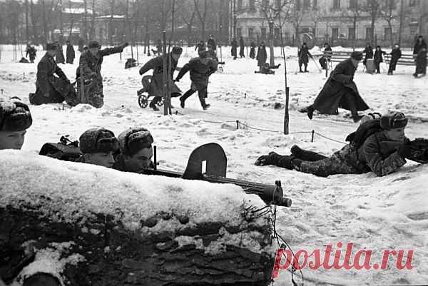 Россия: автобиография - 1 декабря 1941г. - Солдаты проводят занятия в центре Москвы