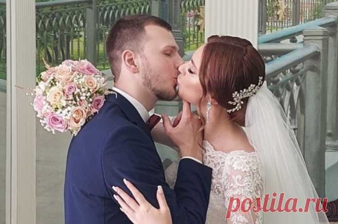 Горько! Супруги из Москвы заново поженились в день свадьбы сына. 8 июля московские загсы работают в режиме нон-стоп, они примут тыясчу пар молодожёнов. В Грибоедовском дворце бракосочетаний сегодня побывают 60 пар. Две из них особенные – родители жениха Артёма Версткина тоже стали молодоженами.