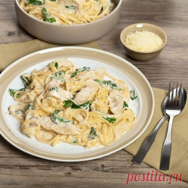 Спагетти с курицей в сметанном соусе 

Вкусное блюдо, которое можно приготовить прямо сегодня. 

Филе куриное – 500-600 г 
Макароны – 400 г 
Соль 
Перец 
Масло растительное 
Сыр - 100 г 
Для соуса: 
Масло сливочное – 50 г 
Горчица – 1 ст. ложка 
Вино белое – 2 ст. ложки 
Сметана густая – 1,5 стакана 
Яйца вареные – 2 шт. 
Зелень
  
Филе нарежьте на небольшие кусочки, посолите, поперчите и обжарьте на растительном масле, постоянно помешивая, до полной готовности. 
Отварите ...