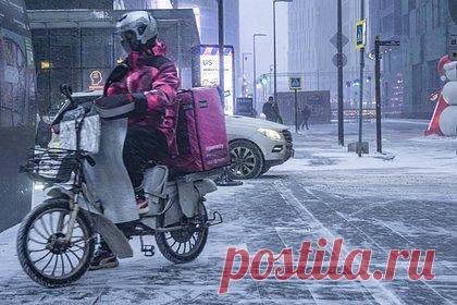 В России предложили отрегулировать деятельность курьеров. Департамент транспорта Москвы, Центр организации дорожного движения (ЦОДД) и бизнесмены обсудили стандарт работы курьерских сервисов и их дальнейшее развитие, сообщили источники. Дептранс задумался над созданием системы регистрации и учета курьеров, которая будет контролировать время работы, перемещения.